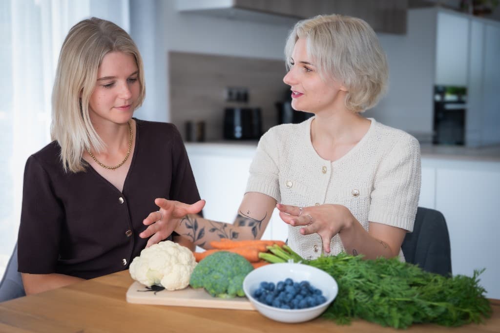 Persönliche Hundeernährungsberatung am Tisch mit frischen Zutaten