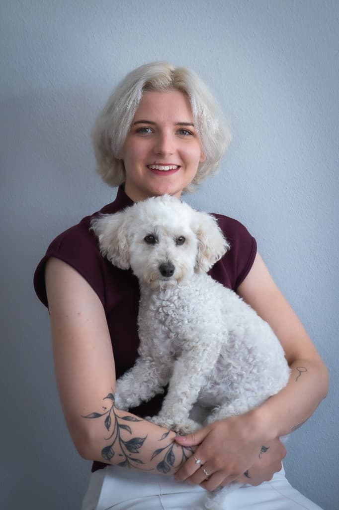 Eva Scholl mit ihrer Zwergpudelhündin Coco